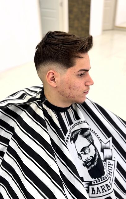 Salon Cutărescu Barbershop — spațiu elegant cu iluminare caldă ambientală