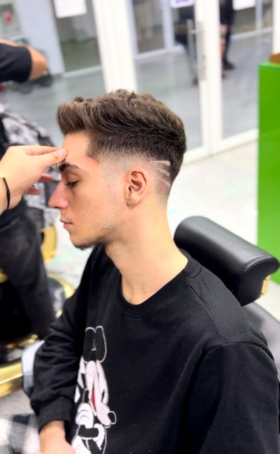 Interior Cutărescu Barbershop — atmosferă premium, scaune clasice de barbershop
