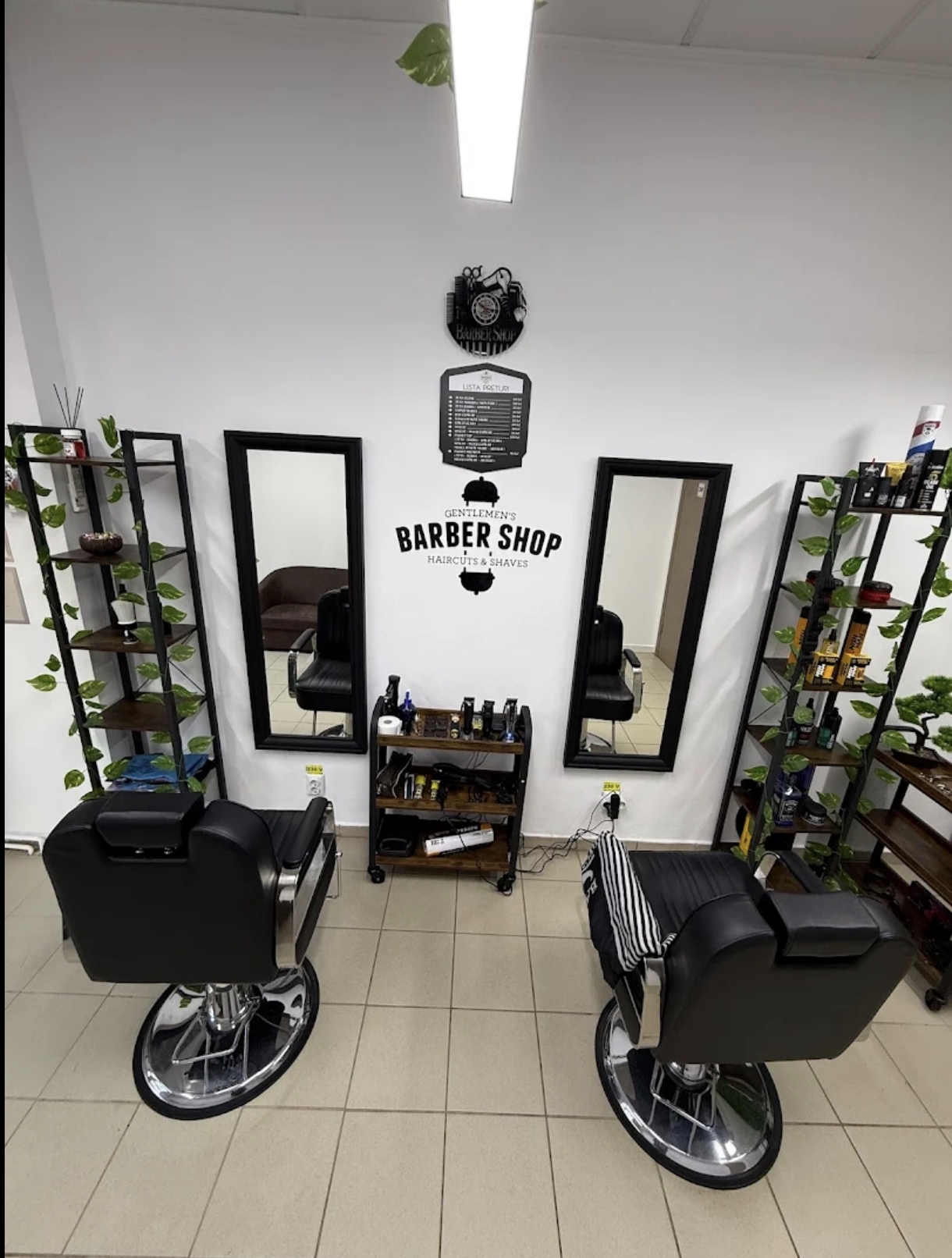 Interior Cutărescu Barbershop — vedere panoramică a salonului cu atmosferă premium